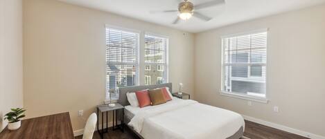 2 Schlafzimmer, Schreibtisch, Bügeleisen/Bügelbrett, Reisekinderbett