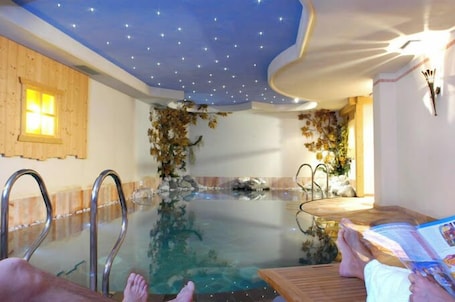 Una piscina techada. Nivis Hotel