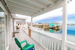 Terrace/patio - Crab Crest Waterfront House 2 Blocks to Beach (North Myrtle Beach)