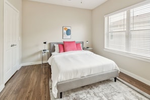 2 bedrooms, desk, iron/ironing board, travel cot - C Creek  5302 I New Construction 2Bd Apt I Gated (Houston)