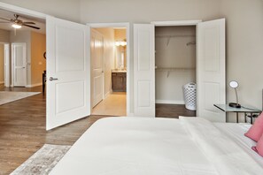 2 عدّة غرف نوم ومكتب ومكواة/لوح كي وسرير سفر