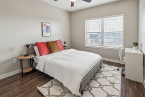 Bureau, fer et planche à repasser, lit parapluie, Wi-Fi gratuit