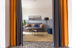 TV, books - Casa Spritz, bright house near Piazza Cesare Beccaria (Firenze)