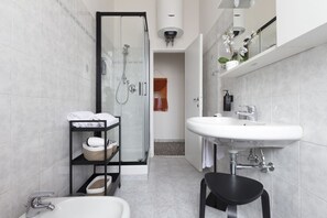 Shower, eco-friendly toiletries, hair dryer, bidet - Casa Spritz, bright house near Piazza Cesare Beccaria (Firenze)