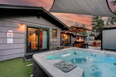 Rustic Dream Cabin - Premier Home with hot tub & fire pit!