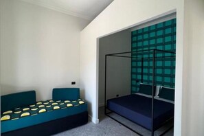 1 chambre, coffre-fort, fer et planche à repasser, lit de bébé portatif
