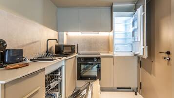 Een koelkast, een magnetron, een oven, een kookplaat