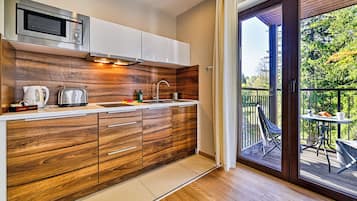 Refrigerador, placa de cocina, tetera/pava eléctrica