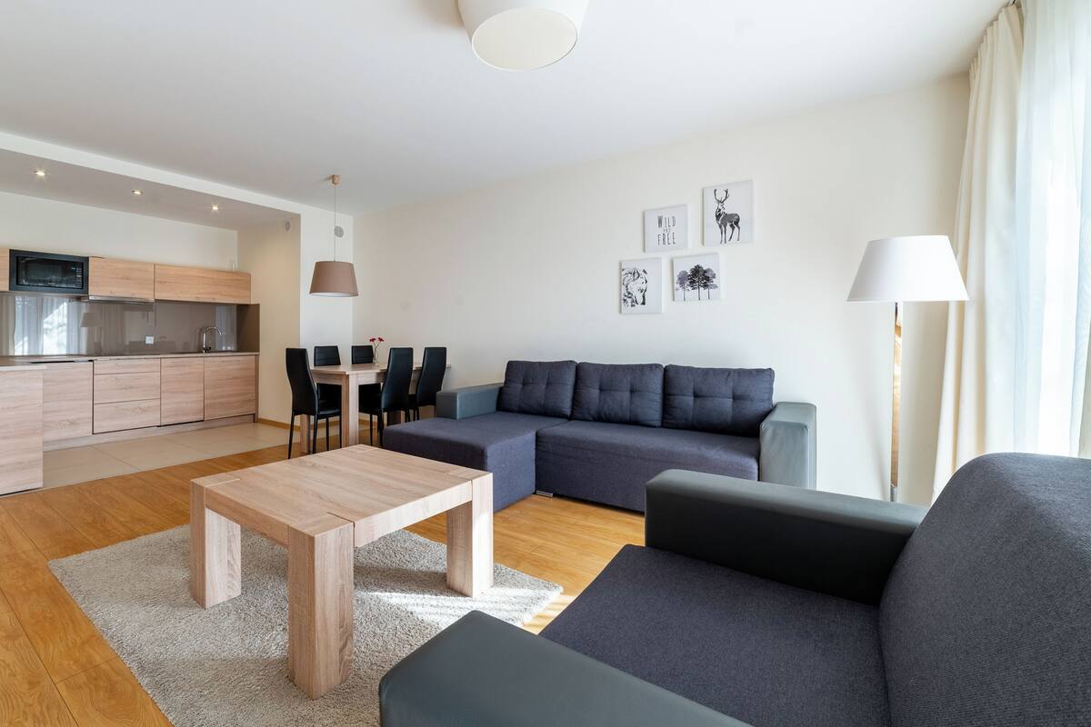Un apartamento moderno con cocina, comedor y sala de estar.