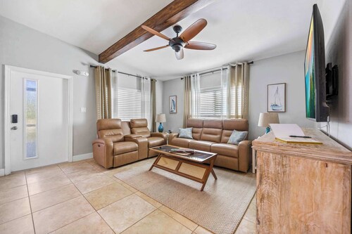 3BR home w/ pool & parking