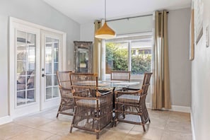 Dining - 3BR home w/ pool & parking (Cocoa Beach)
