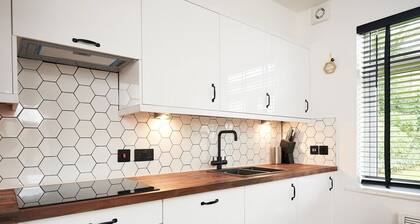 This serviced apartment is a 2 bedroom(s), 1 bathrooms, located in Chorlton-cum-Hardy, England.