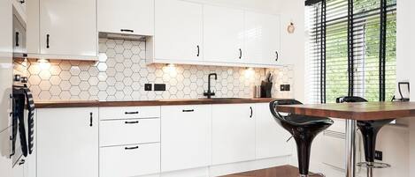 Kühlschrank, Mikrowelle, Ofen, Geschirrspüler