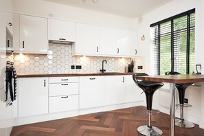 Kylskåp, mikrovågsugn, ugn och diskmaskin