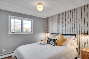 4 bedrooms, desk, iron/ironing board, travel crib