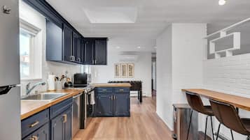 Frigorífico, microondas, horno y placa de cocina