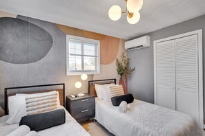 4 dormitoris, escriptori i planxa i posts de planxar 