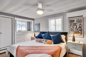 4 bedrooms, desk, iron/ironing board, travel crib - Luxury Boston Ranch –Sleeps 8|Pet+|Private pool (Framingham)