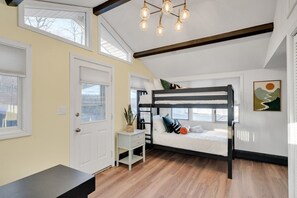 4 室のベッドルーム、デスク、アイロン / アイロン台、旅行用ベビーベッド