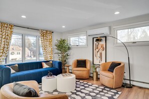 スマートテレビ、暖炉、テーブルサッカー台、卓球台