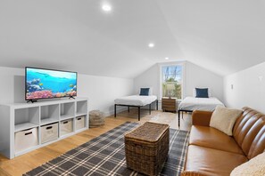 Smart TV, fireplace