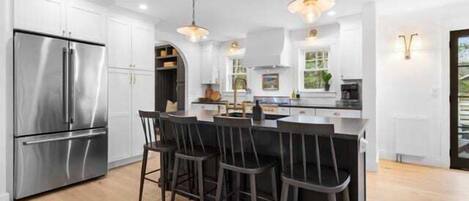 Réfrigérateur, four à micro-ondes, un four, surface de cuisson