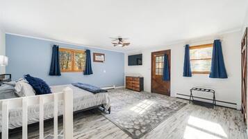 3 間睡房、書桌、熨斗/熨衫板、可攜式嬰兒床