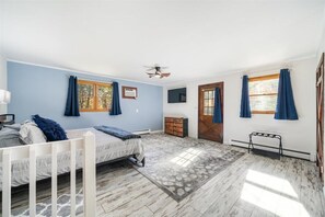 3 bedrooms, desk, iron/ironing board, travel cot