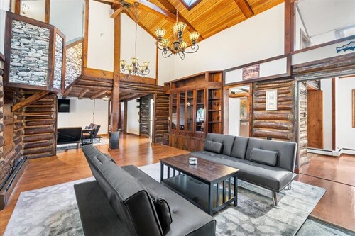 Highland Lakes Cabin | Huge Yard • Sleeps 8
