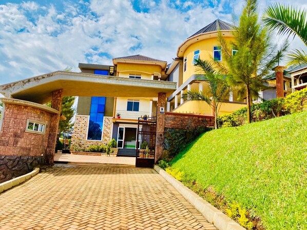 Phòng đôi hoặc 2 giường đơn phong cách cổ điển, quang cảnh núi | Két bảo mật tại phòng, bàn ủi/dụng cụ ủi quần áo