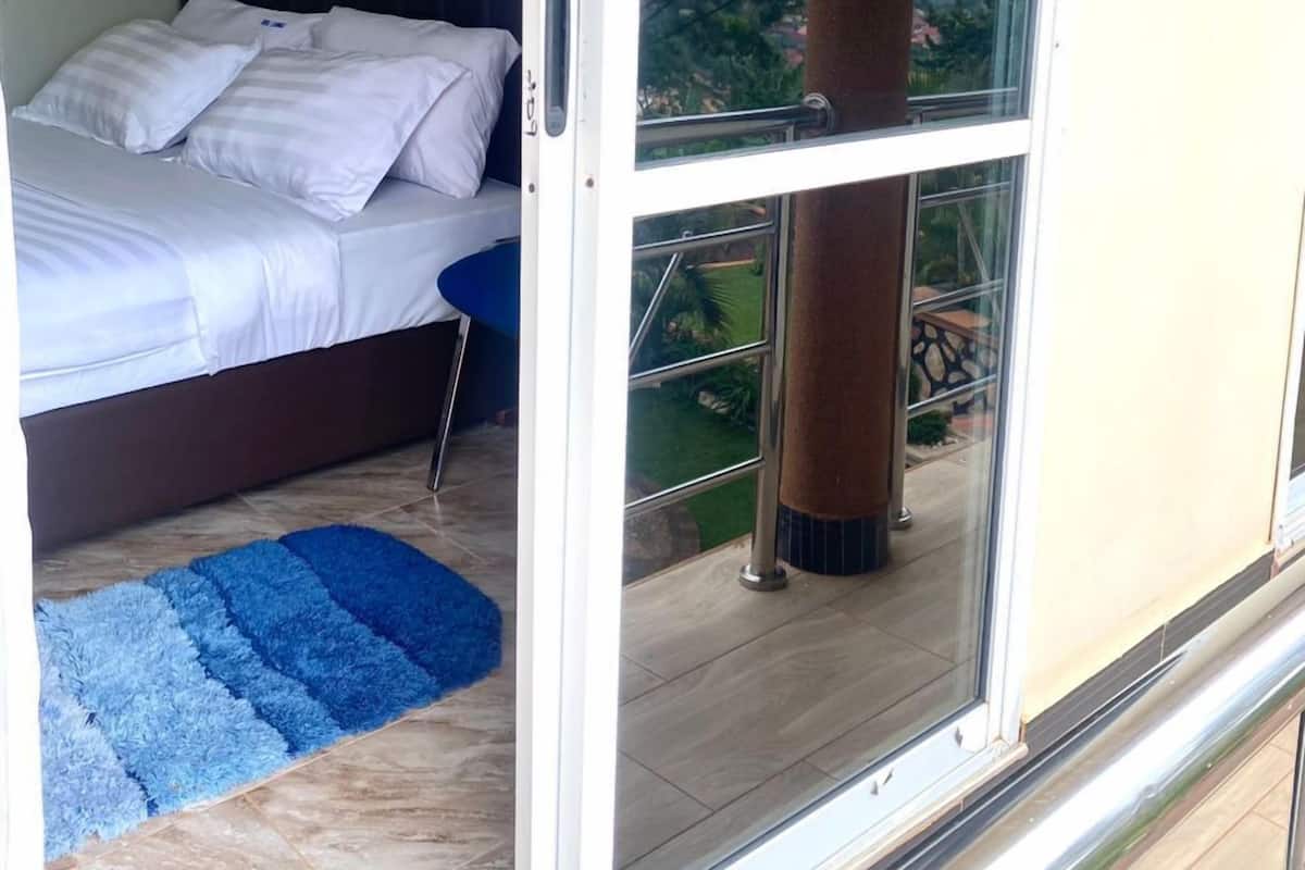 Een kluis op de kamer, een strijkplank/strijkijzer, gratis wifi