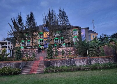 Jebel Hotel and Lounge Buloba