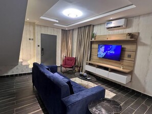 Junior Apartment, Balcony, City View | Living area