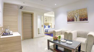 Suite Keluarga, pemandangan kota | Brankas, meja kerja, ruang kerja ramah laptop, dan tirai kedap cahaya