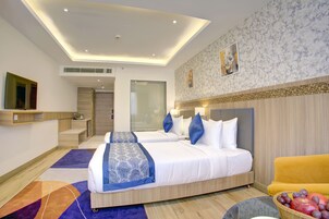 Quarto club, vista para a cidade | Cofres nos quartos, escrivaninha, espaço de trabalho para notebook