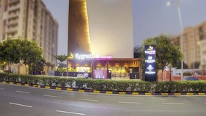 Un hôtel doté d’une enseigne Cygnett Airport bien visible, d’une façade moderne et d’un accès routier bien entretenu.