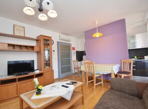 아파트 (One Bedroom Apartment with Balcony) | 거실 | 위성 채널 시청이 가능한 32인치 평면 TV