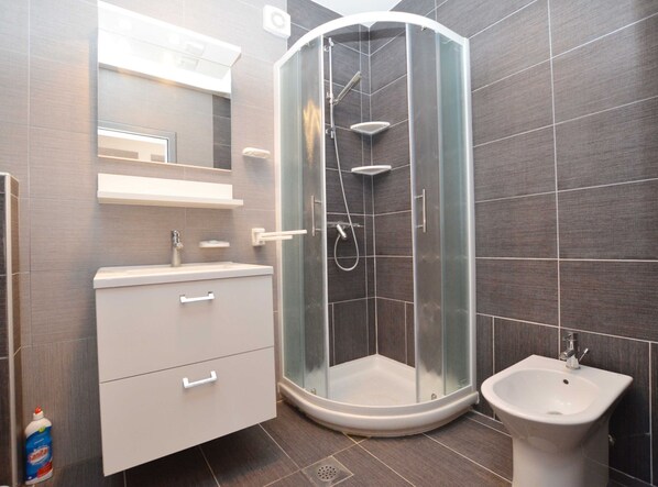 Appartement (One Bedroom Apartment with Balcony) | Salle de bain