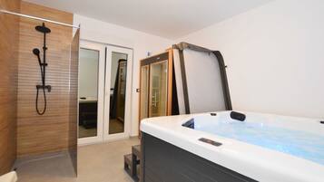 Villa (Four Bedroom Villa with Pool) | Badkamer | Een douche, handdoeken