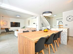 빌라 (Four Bedroom Villa with Pool) | 전용 주방 | 냉장고