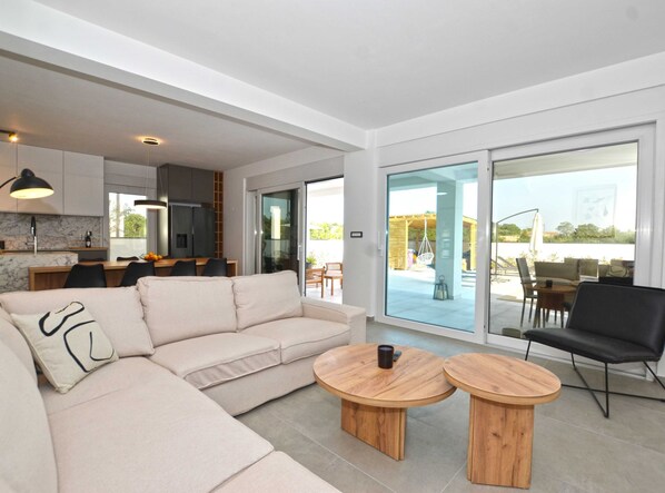 Villa (Four Bedroom Villa with Pool) | Oppholdsrom | En 32-tommers Flatskjerm-TV med Parabol-TV