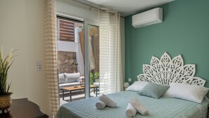 Een slaapkamer met een bed, een potplant en uitzicht op een terras.
