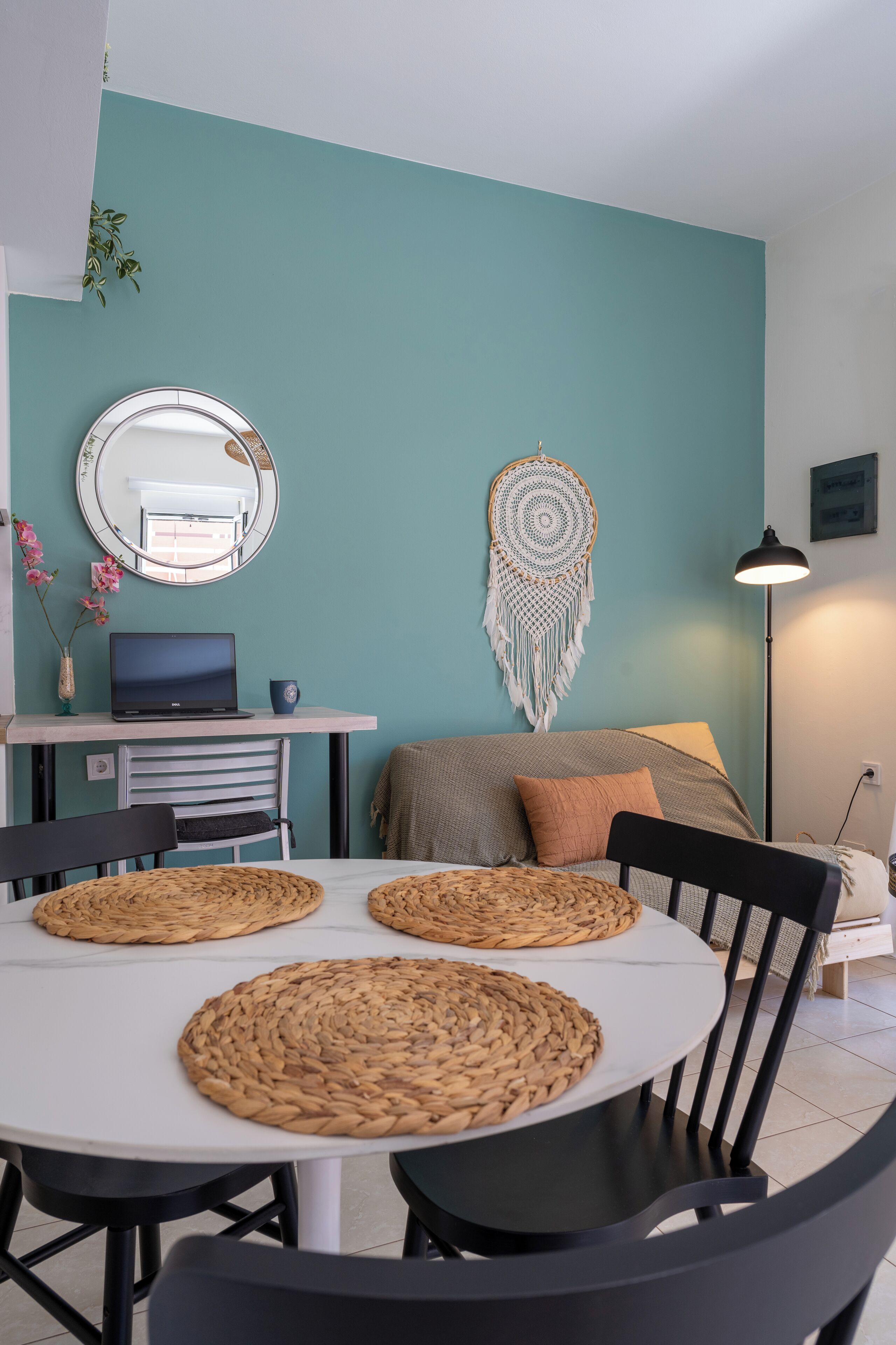 Apartamento básico, 1 quarto | Área de estar | Smart TV 33 polegadas com canais digitais, Netflix