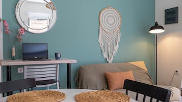 Apartamento básico, 1 quarto | Área de estar | Smart TV 33 polegadas com canais digitais, Netflix