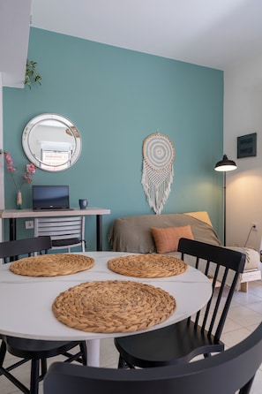 Appartement, 1 chambre | Coin séjour | TV connectée de 33 pouces avec chaînes numériques, Netflix