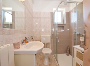 Maison (Two Bedroom Holiday Home with Pool) | Salle de bain | Douche, serviettes fournies