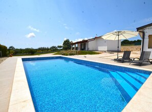 Outdoor pool - Picturesque Paradise Holiday Home With Pool (Rovinj)