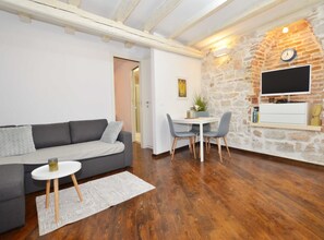 Appartement (One Bedroom Apartment) | Salle de séjour | Téléviseur à écran plat de 32 po avec télévision par satellite