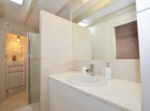 아파트 (One Bedroom Apartment) | 욕실 | 샤워 시설, 타월