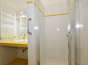 Apartamento (Classic Two Bedroom Apartment with Ba) | Baño | Ducha y toallas